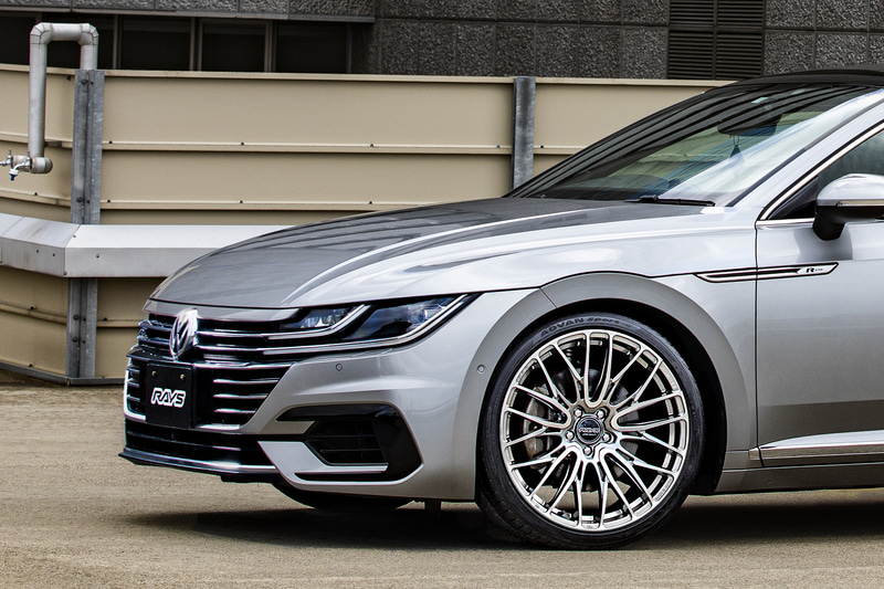 HOMURAのホイールでは天面に切削加工を取り入れたカラーも用意されるが、鋳造段階の温度を含む管理が上手くいかないと、切削した際にアルミ組織が上手く形成されず「地肌の荒れ」が露出してしまうという。しかし、HOMURAのホイールは切削加工を行なうことで、まるで問題がなくキレイなアルミ肌が表れる。さらに製造工程の最後になる塗装に関しても携わる人が美意識を持って行なっている