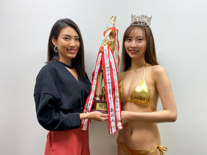 歴代受賞者で事務所の先輩でもある青山めぐさんよりトロフィーが贈呈された