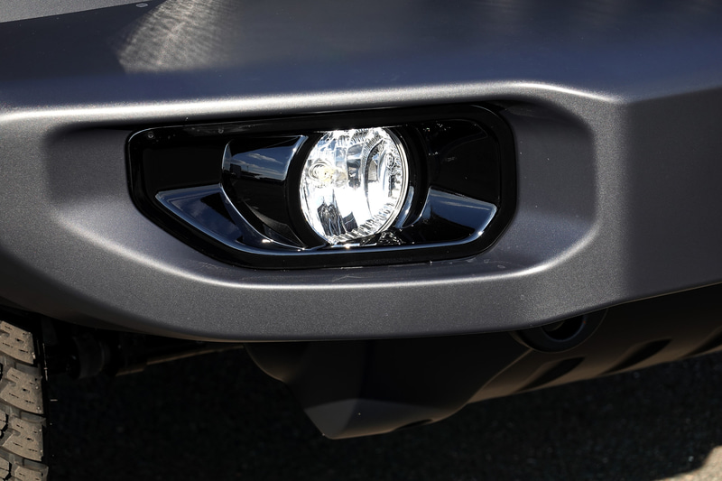 グロスブラック仕上げのフォグランプベゼル