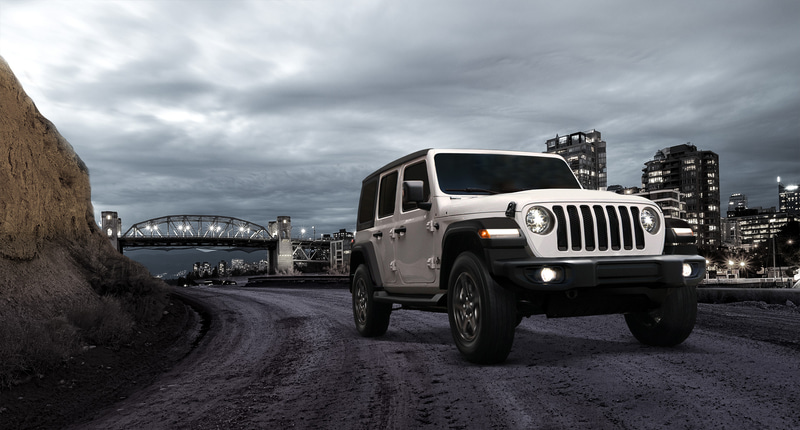 ボディサイズは4870×1895×1840mm（全長×全幅×全高）、ホイールベースは3010mm。パワートレーンは、V型6気筒3.6リッターエンジン（最高出力284PS/6400rpm、最大トルク347Nm/4100rpm）に電子制御8速ATが組み合わされる