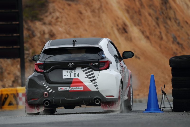 サーキットでグッとリアを沈めながらスタートするGRヤリス