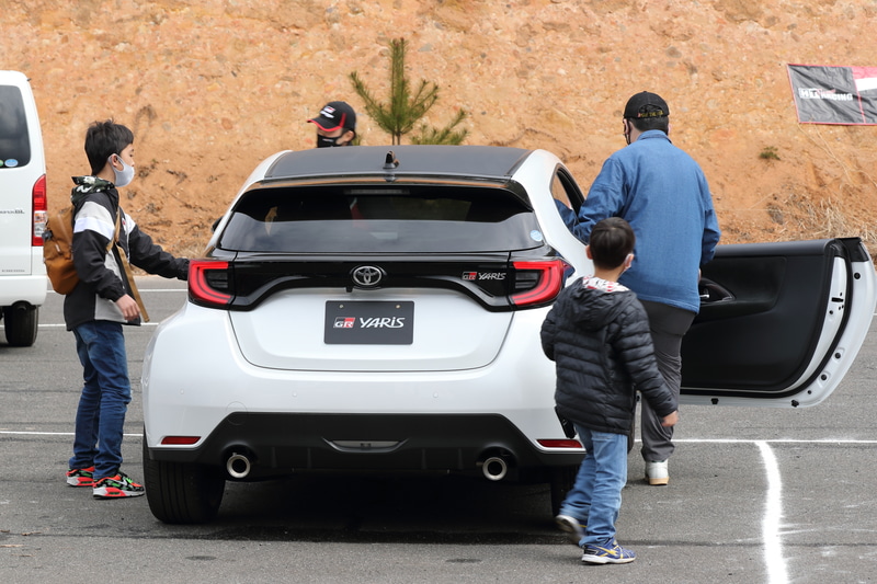 親子連れやカップルも多かったGRヤリス試乗会。試乗車はFF/CVT、4WD/6速MTの2台