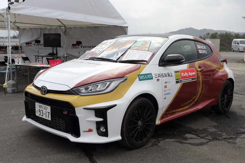 ラリージャパン プロモーションのためのデモカーも展示。ステッカー等を配布