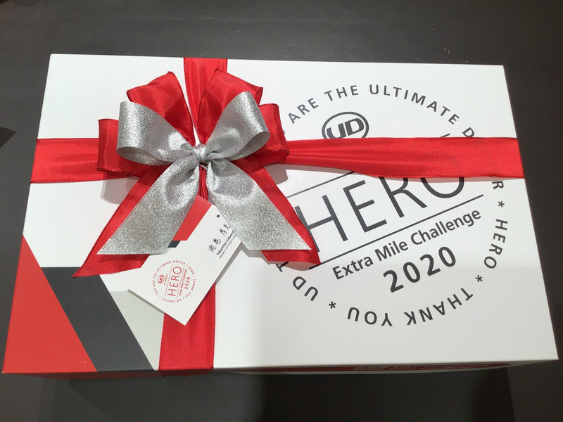 UDマスクなどが詰まったUDグッズが究極のドライバーに贈呈された