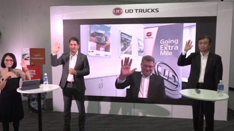 写真左からUDトラックス広報部の栗橋氏 ブランド＆コミュニケーション役員のクリーゲルシュタイナー氏、海外セールス役員のミシェル氏（モニター出演）、UDトラックス社長 酒巻氏