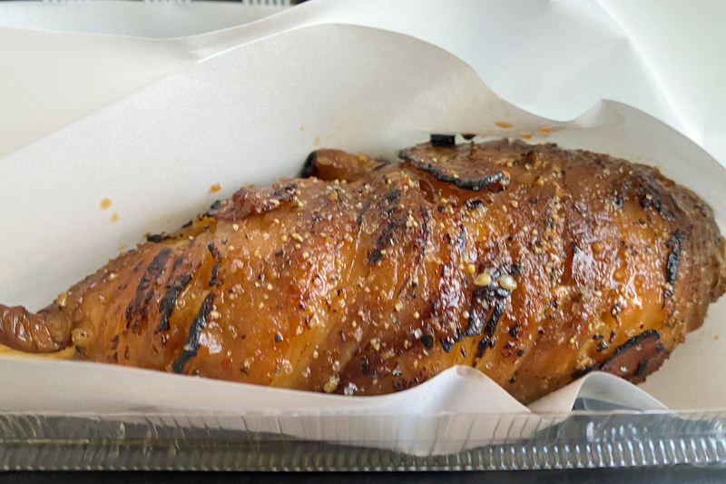 高速道路SA/PAのテイクアウトメニューの中で、私がいちばん好きなのがこの「肉巻きおにぎり」。1つでご飯とおかずがいただけるし、お腹も満足するところも魅力的なんです。これは東名阪自動車道・御在所PA（上り）の屋台で購入した肉巻きおにぎり。1つ500円でした