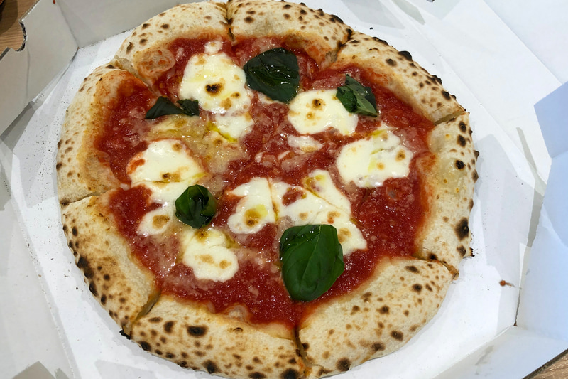 ピザ好きの人にぜひトライしてほしい、関越自動車道・赤城高原SA（上り）でいただけるテイクアウトピザ。いくつか種類がある中で、これは定番のマルゲリータです。このSAには素敵なテラス席もあるので、レストランでの密を避けて、熱々のうちに外でいただくのもいいですよね。お値段は1230円（箱代別100円）です