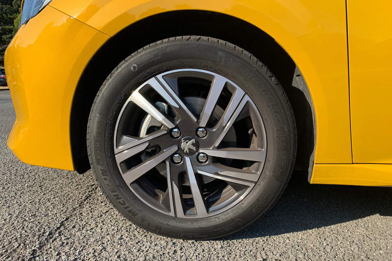 装着タイヤは195/50R16のミシュランです