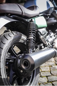 KYB製ショックアブソーバーを採用