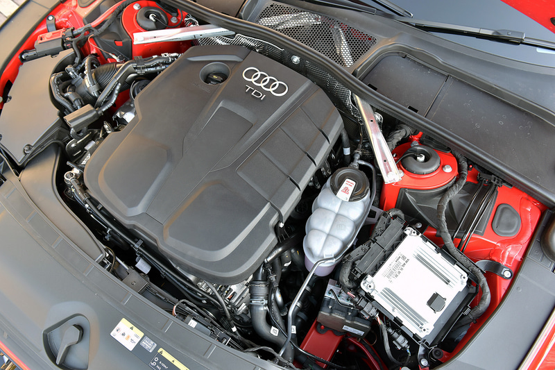 パワートレーンは最高出力140kW（190PS）/3800-4200rpm、最大トルク400Nm（40.8kgfm）/1750-3000rpmを発生する直列4気筒2.0リッターターボエンジンに、7速Sトロニックトランスミッションが組み合わされる。燃費はWLTCモードで14.6km/L