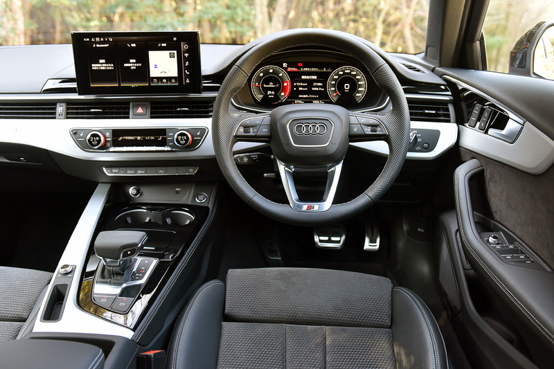 運転席のメーターには高解像度12.3インチカラー液晶フルデジタルディスプレイに、さまざまな情報を表示するバーチャルコクピットプラスを搭載。「VIEW」ボタンを押すことでメーター表示を小さくし、MMIナビゲーションのコンテンツや3D地形図などを大きく表示させることも可能