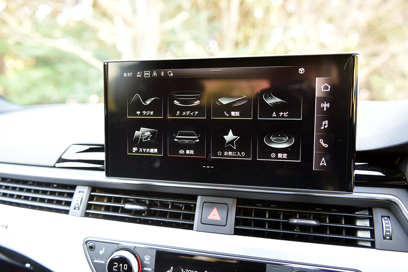 新たなユーザーインターフェースとなるMMIナビゲーション。10.1インチカラーディスプレイで車両のセッティングやインフォテインメントを直感的に操作可能。手書き文字入力も可能としている。ドラッグ操作でホーム画面のアイコンを自分好みに並べ替えることもできる