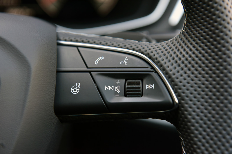 運転席のメーターには高解像度12.3インチカラー液晶フルデジタルディスプレイに、さまざまな情報を表示するバーチャルコクピットプラスを搭載。「VIEW」ボタンを押すことでメーター表示を小さくし、MMIナビゲーションのコンテンツや3D地形図などを大きく表示させることも可能