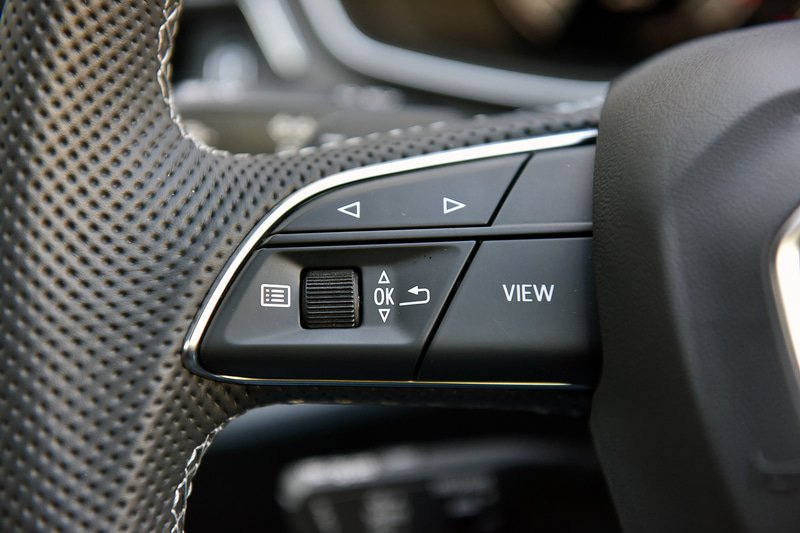 運転席のメーターには高解像度12.3インチカラー液晶フルデジタルディスプレイに、さまざまな情報を表示するバーチャルコクピットプラスを搭載。「VIEW」ボタンを押すことでメーター表示を小さくし、MMIナビゲーションのコンテンツや3D地形図などを大きく表示させることも可能