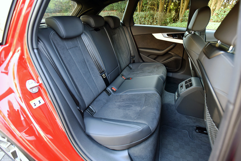 S lineの内装は「S」ロゴが刻印されたアルカンターラ/レザー仕立てのスポーツシートを採用。センターコンソールパネルやダッシュボードの一部にブラックグラスルックコンソールパネルを装備し全体をシックに引き締めている