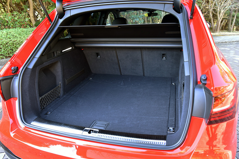 トランク容量は5人乗りの状態で505Lを確保。後席を倒すことで最大1510Lまで拡張できる（VDA値）