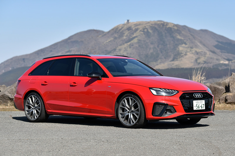 今回の試乗車はオプション設定のアルミホイール「5Vスポーク スターデザイン（カラー：マットチタン ルック ポリッシュト）に、タイヤは「ピレリP-ZERO（サイズ245/35ZR19）」を履いていたが、標準設定では245/40R18のタイヤになる