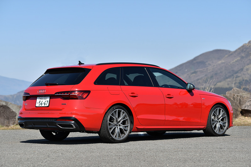 今回の試乗車はオプション設定のアルミホイール「5Vスポーク スターデザイン（カラー：マットチタン ルック ポリッシュト）に、タイヤは「ピレリP-ZERO（サイズ245/35ZR19）」を履いていたが、標準設定では245/40R18のタイヤになる