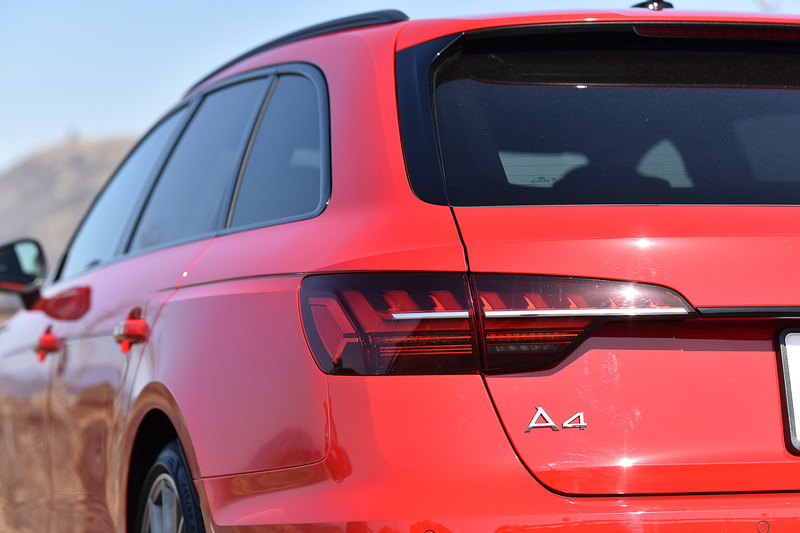 LEDが次々と光り、流れるように動くLEDリアダイナミックターンインディケーターを採用