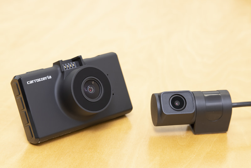 VREC-DH300Dのフロントカメラ（左）とリアカメラ（右）