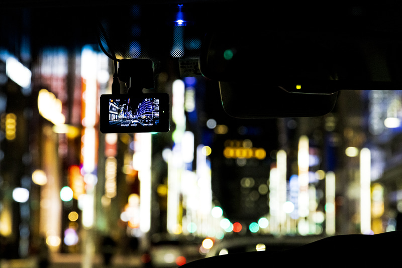 暗い場面でいかにきれいに見えるかも、ドライブレコーダーとしては重要だ