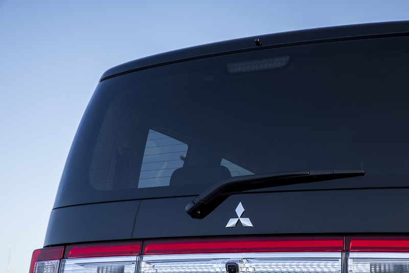 若干のスモークがかかったリアウィンドウ。リアカメラがほとんど見えないくらいだが、露出補正のおかげで明るく映せる