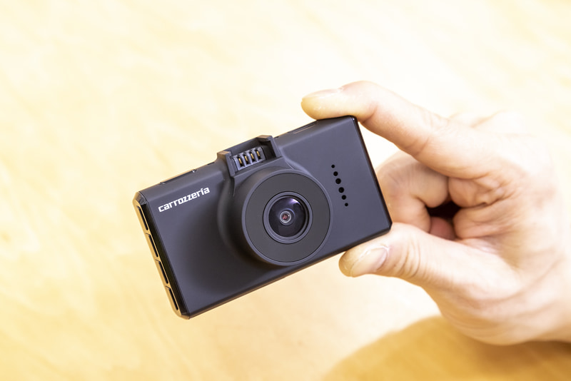 まるでミラーレスカメラのようなデザイン