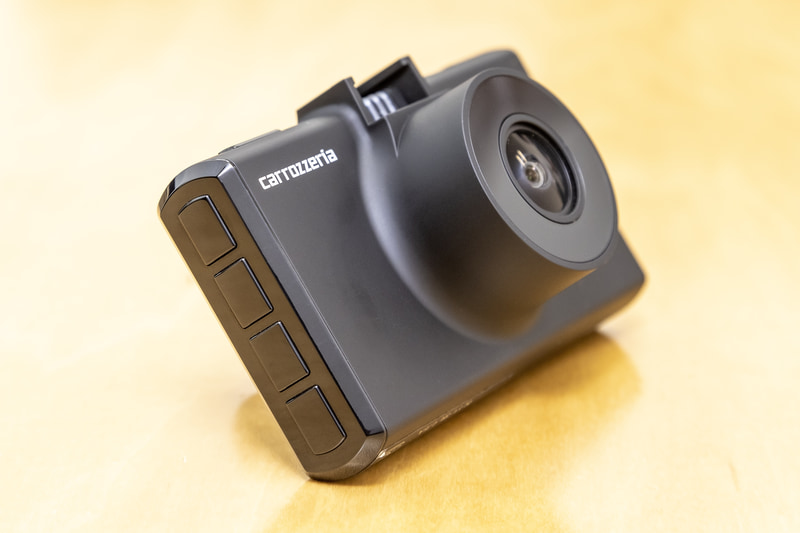 マットな表面処理と光沢感のあるパーツの組み合せには高級感がある