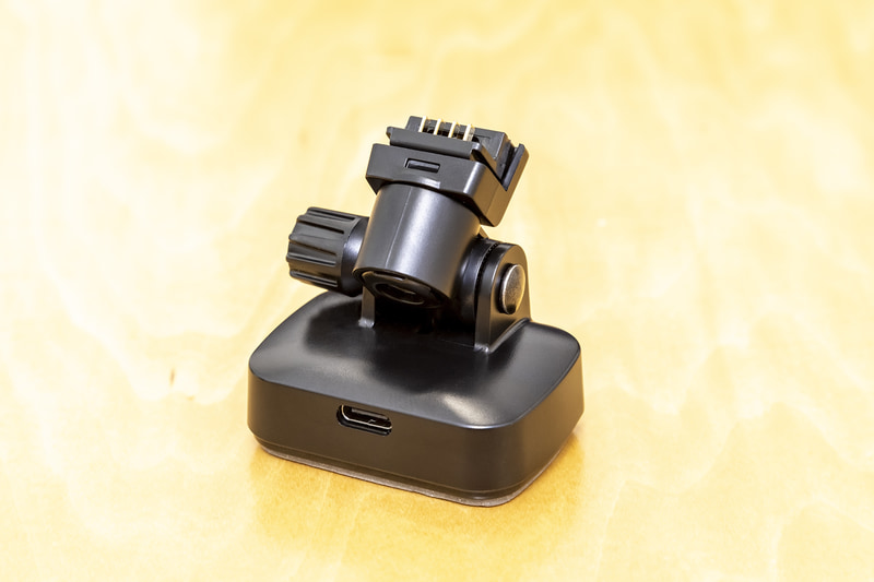 取付ブラケットにGPSを内蔵することで、本体は薄型でコンパクトになっている