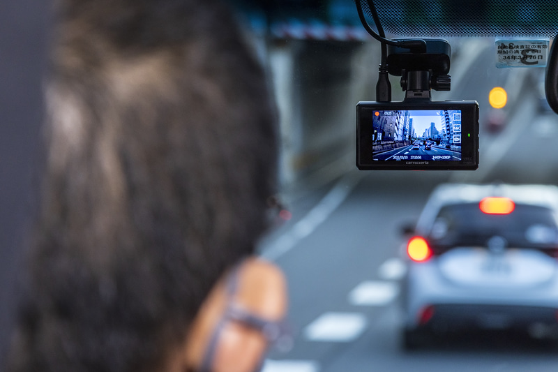 実際に車両に装着されている状態だと、一段と画面は大きく感じる