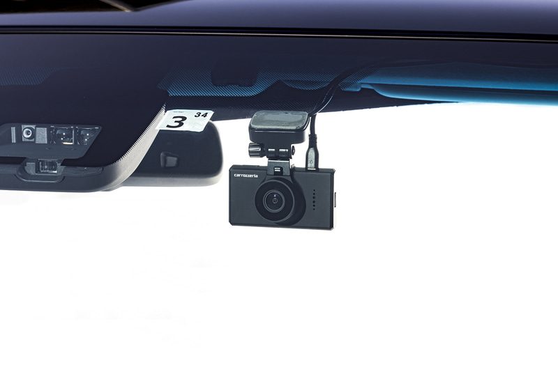 クルマの外から見ると、“クルマの目”のようなカメラで存在感を示しつつも、コンパクトですっきりとまとまっている