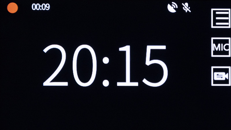 カメラ映像の代わりに時刻を常に表示しておくこともできる