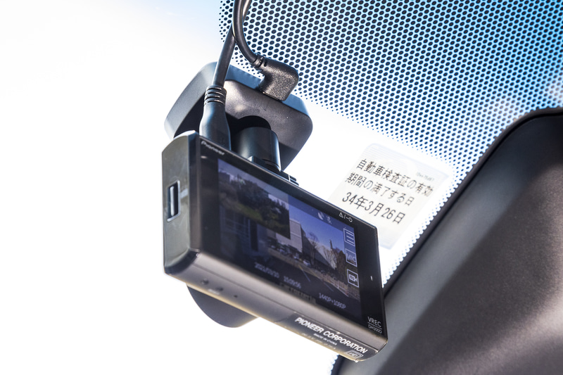 ブラケットに接続する電源ケーブルはL型で、配線時に都合がよい