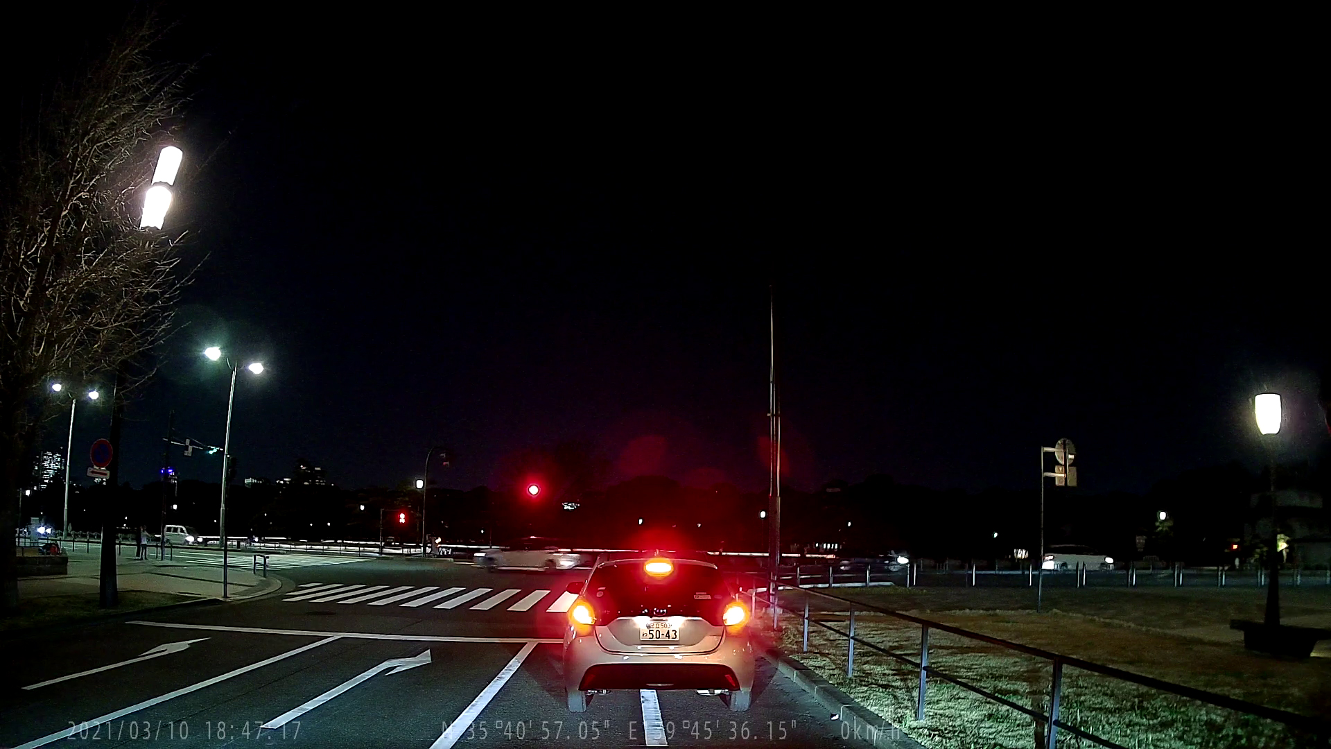 参考までにフロントカメラをフルHD画質にして撮影してみた。WQHD（370万画素）ほどではないが解像感は高く、ナンバーもしっかり見える