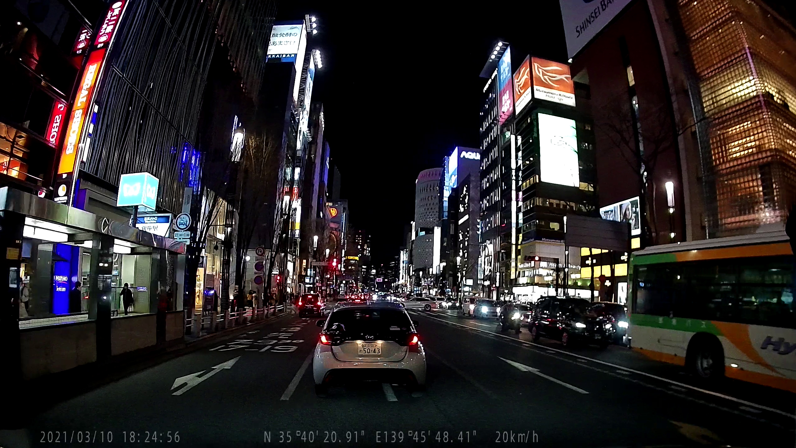 夜の街の走行映像