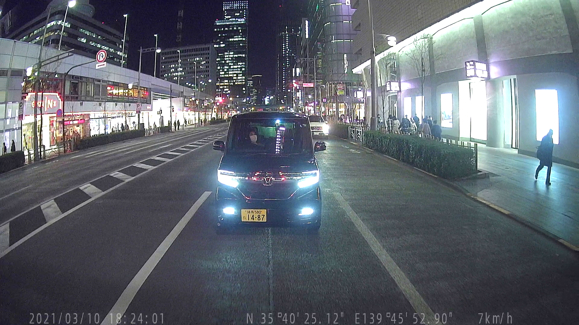 リアカメラの映像。ヘッドライトのハレーションが少ないことにも注目