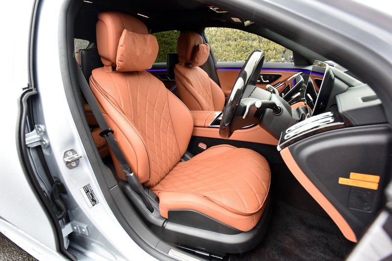 新型Sクラスのシートは人間工学を考慮し、心地よく、疲労しにくいようにデザイン。後席の快適性はさらに磨きをかけ、新たに左右のシートにヒーター機能付きの調整可能な追加ヘッドレストクッションなどを採用