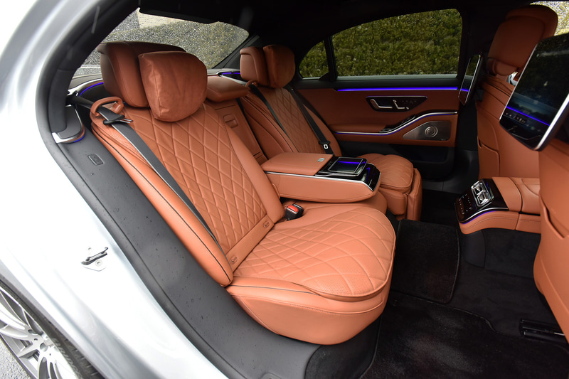 新型Sクラスのシートは人間工学を考慮し、心地よく、疲労しにくいようにデザイン。後席の快適性はさらに磨きをかけ、新たに左右のシートにヒーター機能付きの調整可能な追加ヘッドレストクッションなどを採用