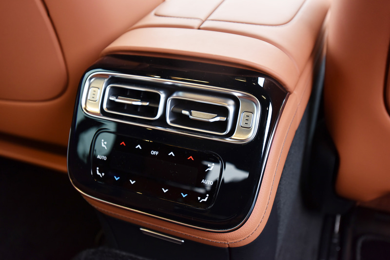 新型Sクラスのシートは人間工学を考慮し、心地よく、疲労しにくいようにデザイン。後席の快適性はさらに磨きをかけ、新たに左右のシートにヒーター機能付きの調整可能な追加ヘッドレストクッションなどを採用