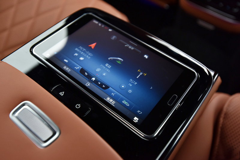 新型Sクラスのシートは人間工学を考慮し、心地よく、疲労しにくいようにデザイン。後席の快適性はさらに磨きをかけ、新たに左右のシートにヒーター機能付きの調整可能な追加ヘッドレストクッションなどを採用