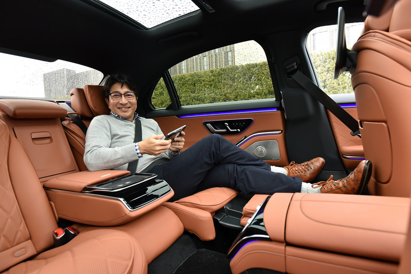 ロングにオプション装備となる「リアシートコンフォートパッケージ」を選択すると、助手席シートをショーファーポジションへ電動で移動させることができるとともに、助手席側後席のシートに最大43.5度リクライニングが可能なフットレスト付きエグゼクティブリアシートが装備される。大型化されたフットレストは位置調整範囲が10mm拡大したほか、レッグレストの調整範囲が先代比で約50mm拡大されている