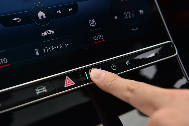 新型Sクラスはドライバーの顔、指紋、声といった生態認証での認証が可能で、いずれか1種類の認証によりシート、ステアリング、サイドミラーのポジションやコクピットディスプレイの表示スタイル、ペアリングした携帯情報端末、ナビゲーションのお気に入り設定などを統合して読み込むことが可能