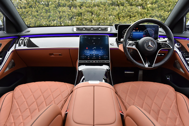 新型Sクラスではセンターコンソール上部に12.8インチの有機ELメディアディスプレイを採用。このディスプレイに多くの機能を集約することでスイッチ類を減らし、シンプルでクリーンな仕上げとした