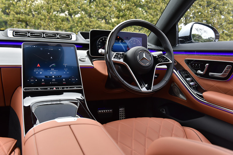 新型Sクラスのシートは人間工学を考慮し、心地よく、疲労しにくいようにデザイン。後席の快適性はさらに磨きをかけ、新たに左右のシートにヒーター機能付きの調整可能な追加ヘッドレストクッションなどを採用