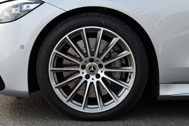 エクステリアでは伝統の「スリーポインテッドスター」が輝くボンネットマスコットを採用し、緩やかな多角形のラジエーターグリルとフロントバンパー下部にクローム仕上げが施された。サイドビューではラインやエッジを大幅に減らし、美しい面の張りや陰影でラグジュアリーを表現。リアエンドには三角形で横に長い特徴的なデザインの2分割型のリアコンビネーションランプを採用した