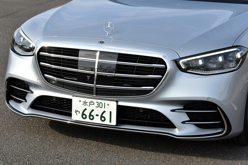 エクステリアでは伝統の「スリーポインテッドスター」が輝くボンネットマスコットを採用し、緩やかな多角形のラジエーターグリルとフロントバンパー下部にクローム仕上げが施された。サイドビューではラインやエッジを大幅に減らし、美しい面の張りや陰影でラグジュアリーを表現。リアエンドには三角形で横に長い特徴的なデザインの2分割型のリアコンビネーションランプを採用した