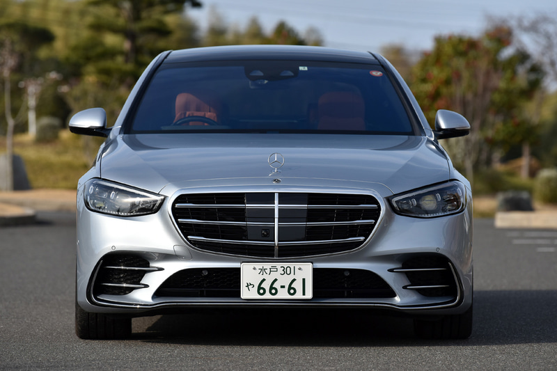 エクステリアでは伝統の「スリーポインテッドスター」が輝くボンネットマスコットを採用し、緩やかな多角形のラジエーターグリルとフロントバンパー下部にクローム仕上げが施された。サイドビューではラインやエッジを大幅に減らし、美しい面の張りや陰影でラグジュアリーを表現。リアエンドには三角形で横に長い特徴的なデザインの2分割型のリアコンビネーションランプを採用した