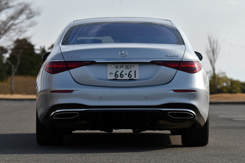 エクステリアでは伝統の「スリーポインテッドスター」が輝くボンネットマスコットを採用し、緩やかな多角形のラジエーターグリルとフロントバンパー下部にクローム仕上げが施された。サイドビューではラインやエッジを大幅に減らし、美しい面の張りや陰影でラグジュアリーを表現。リアエンドには三角形で横に長い特徴的なデザインの2分割型のリアコンビネーションランプを採用した