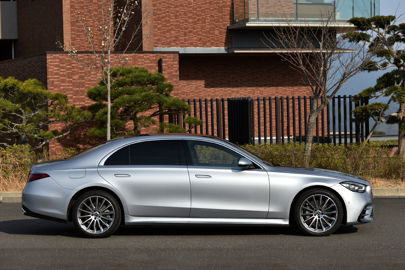 エクステリアでは伝統の「スリーポインテッドスター」が輝くボンネットマスコットを採用し、緩やかな多角形のラジエーターグリルとフロントバンパー下部にクローム仕上げが施された。サイドビューではラインやエッジを大幅に減らし、美しい面の張りや陰影でラグジュアリーを表現。リアエンドには三角形で横に長い特徴的なデザインの2分割型のリアコンビネーションランプを採用した