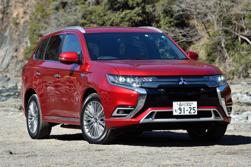 アウトランダーPHEV。ボディサイズは4695×1800×1710mm（全長×全幅×全高）、ホイールベースは2670mm。「S Edition」「G Premium Package」「G Plus Package」「G」の4グレードと特別仕様車「BLACK Edition」があり、価格は436万4800円～529万4300円